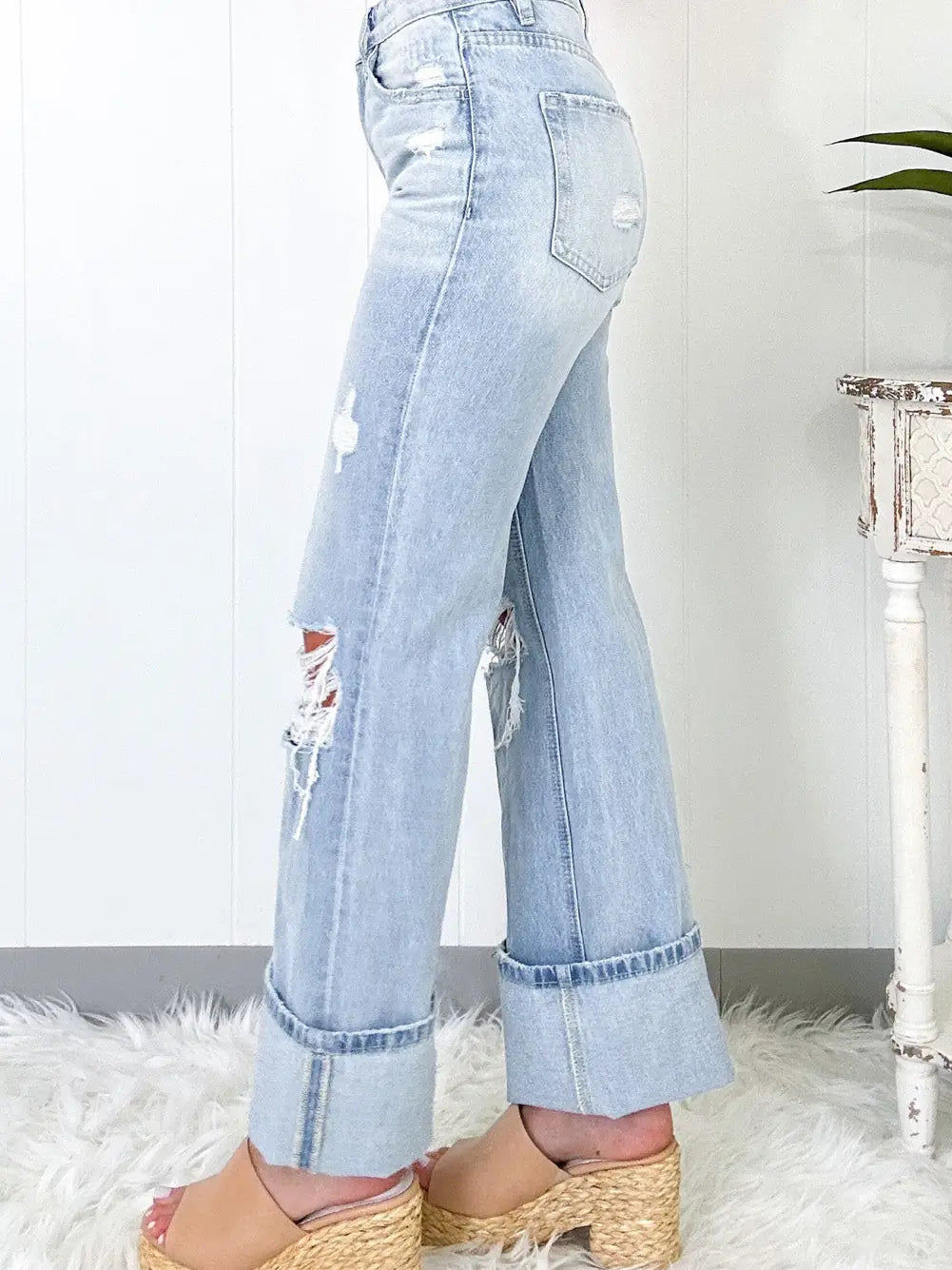 DISTRESSED FLARE JEANS