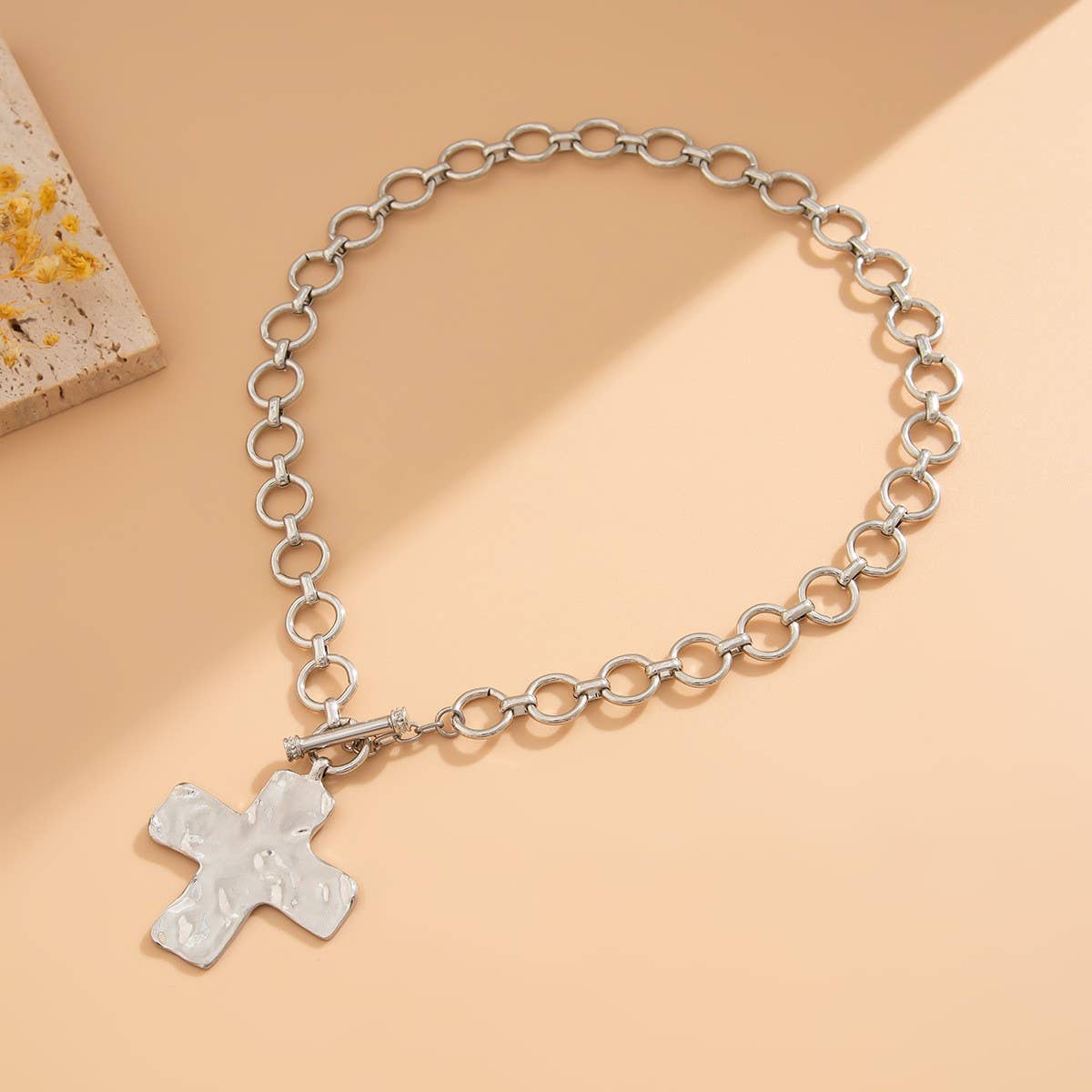 JOSSLYN by wall to wall - NOTABLE HAMMERED CROSS FRONT TOGGLE NECKLACE | 40NK9474: GOLD