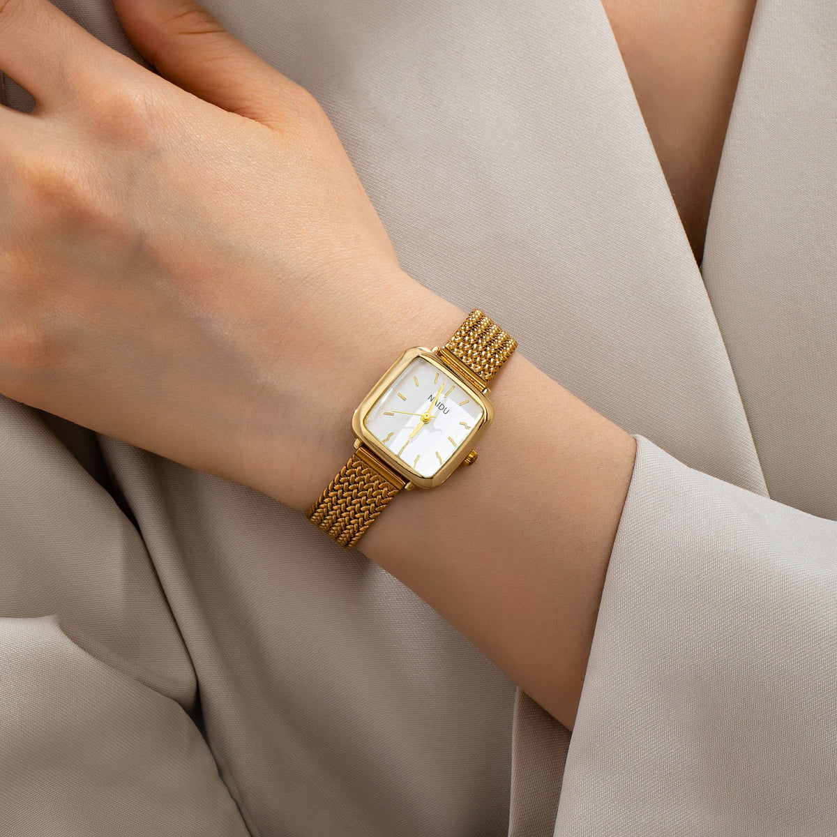 JOSSLYN by wall to wall - SQUARE FACED MESH BAND BRACELET WATCH | 80W003: Gold-White