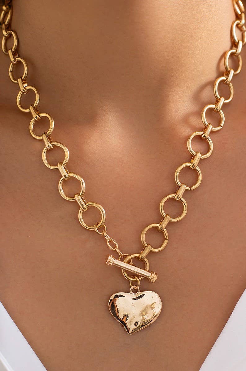 JOSSLYN by wall to wall - NOTABLE HAMMERED HEART FRONT TOGGLE NECKLACE | 40NK9476: GOLD