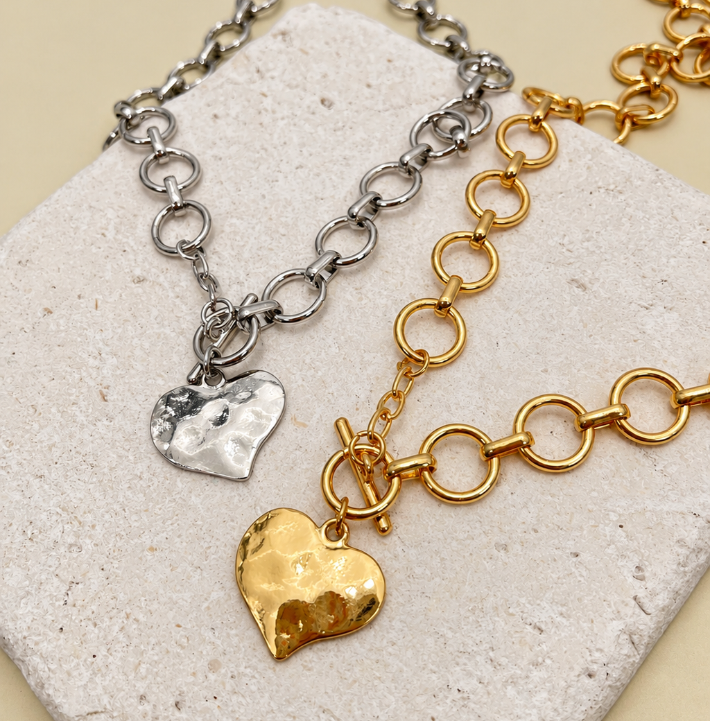 JOSSLYN by wall to wall - NOTABLE HAMMERED HEART FRONT TOGGLE NECKLACE | 40NK9476: GOLD