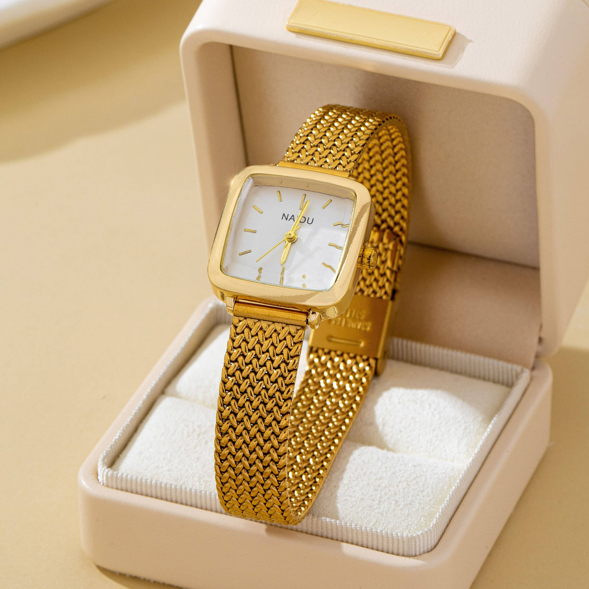 JOSSLYN by wall to wall - SQUARE FACED MESH BAND BRACELET WATCH | 80W003: Gold-White