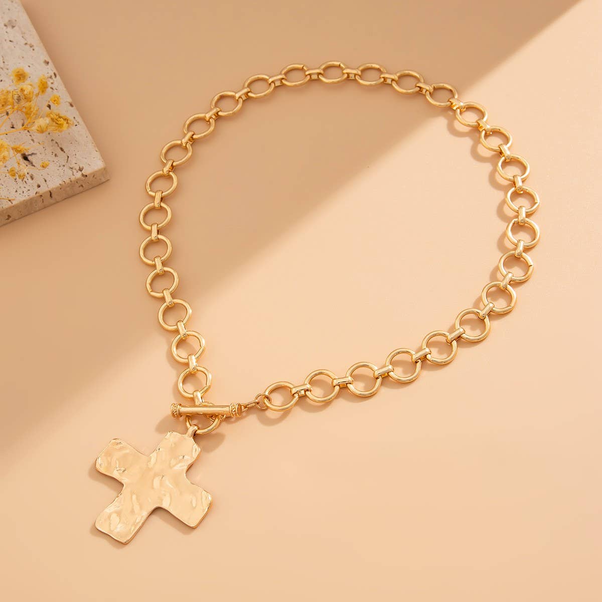 JOSSLYN by wall to wall - NOTABLE HAMMERED CROSS FRONT TOGGLE NECKLACE | 40NK9474: GOLD