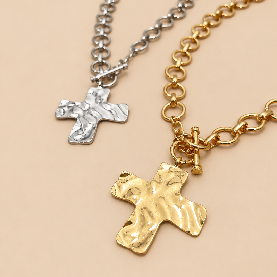 JOSSLYN by wall to wall - NOTABLE HAMMERED CROSS FRONT TOGGLE NECKLACE | 40NK9474: GOLD