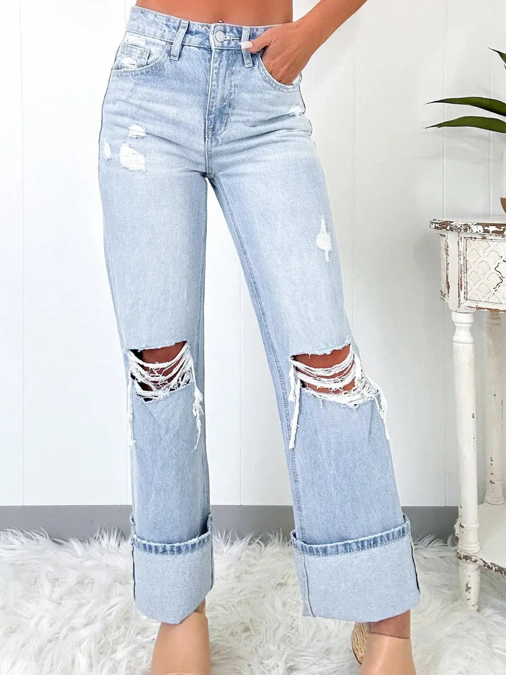 DISTRESSED FLARE JEANS