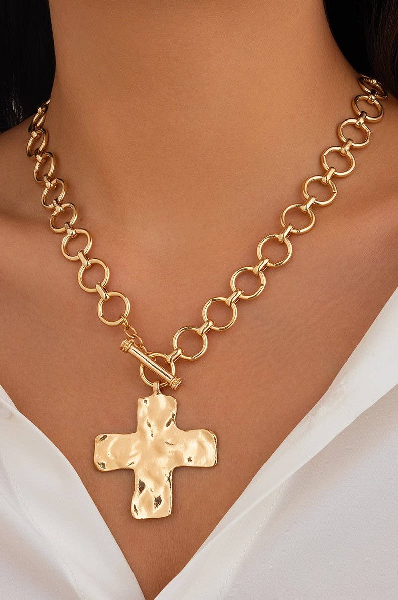 JOSSLYN by wall to wall - NOTABLE HAMMERED CROSS FRONT TOGGLE NECKLACE | 40NK9474: GOLD