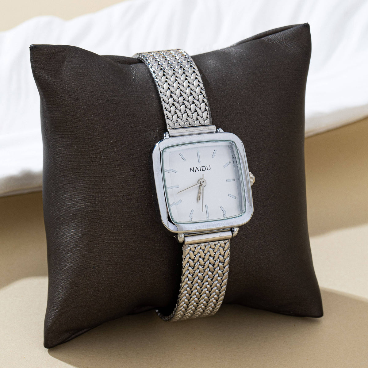 JOSSLYN by wall to wall - SQUARE FACED MESH BAND BRACELET WATCH | 80W003: Gold-White