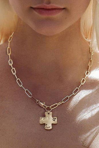 JOSSLYN by wall to wall - NOTABLE HAMMERED CROSS FRONT TOGGLE NECKLACE | 40NK9666: GOLD